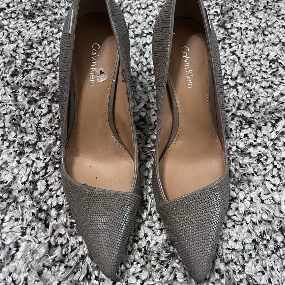 Calvin Klein size 7.5 taupe/gray heels
